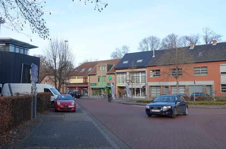 De steenweg heeft de centrale positie van het dorpsplein overgenomen.