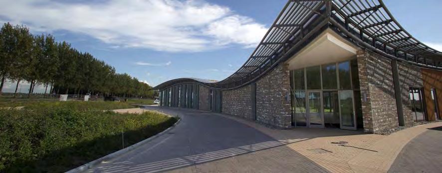 Midden in het weidse polderlandschap van Haarlemmermeer prijkt een uniek bouwwerk met prachtige architectuur.