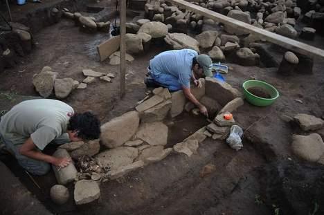 Al snel stond er een team van archeologen, geologen, monologen, laryngologen, musicologen, ecologen, tintelogen en nog vele andere logen klaar om de gouden punt te bestuderen.