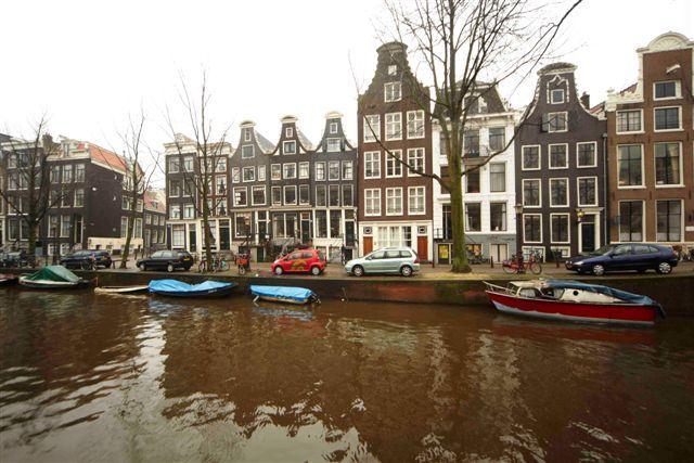 Eerste indruk: Fantastisch geheel grachtenpand van vijf verdiepingen met een tuin op het zuid/zuidoosten, aan de mooiste gracht van Amsterdam: de Leidsegracht.