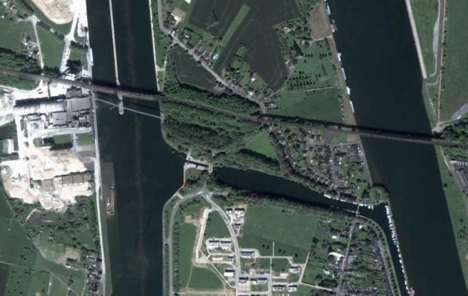 Maas Albertkanaal Figuur 15 De sluis van Visé vormt een tweede verbinding tussen het eerste pand van het Albertkanaal en de Maas tussen de stuwen van Monsin en Lixhe (bron beeld: Google Earth).