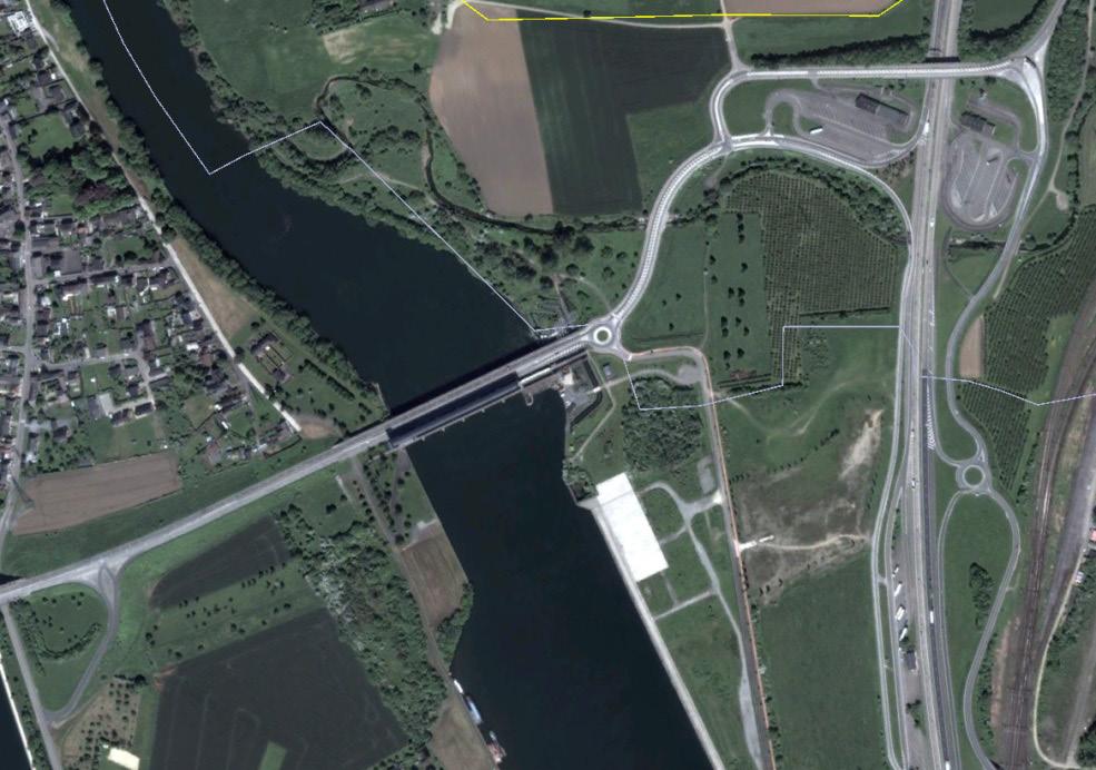 Monding Berwine Weir van Lixhe Maas Figuur 17 De stuw en waterkrachtcentrale van Lixhe bevinden zich net stroomopwaarts van de monding van de Berwine (bron beeld: Google Earth). 4.