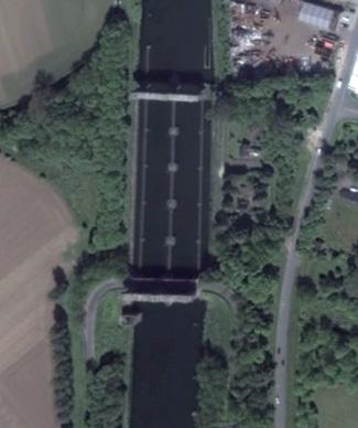De stuw te Borgharen werd gemodelleerd als een beweegbare structuur van 60 m breed (3 stuwen van 20 m) met een bodempeil op 40,0 m TAW.