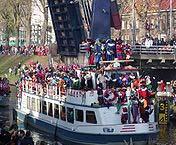 Vanaf 14:00 uur worden er sinterklaasliedjes gezongen om alvast in de stemming te komen en te oefenen voor een grandioos welkom voor de Sint, die van zo ver is gekomen.