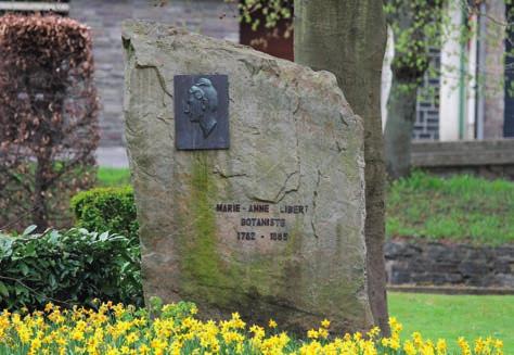 f. In het Parc des Tanneries : stèle met medaille, opgericht als aandenken aan de beroemde botanicus Marie-Anne Libert. g. Aan nr.