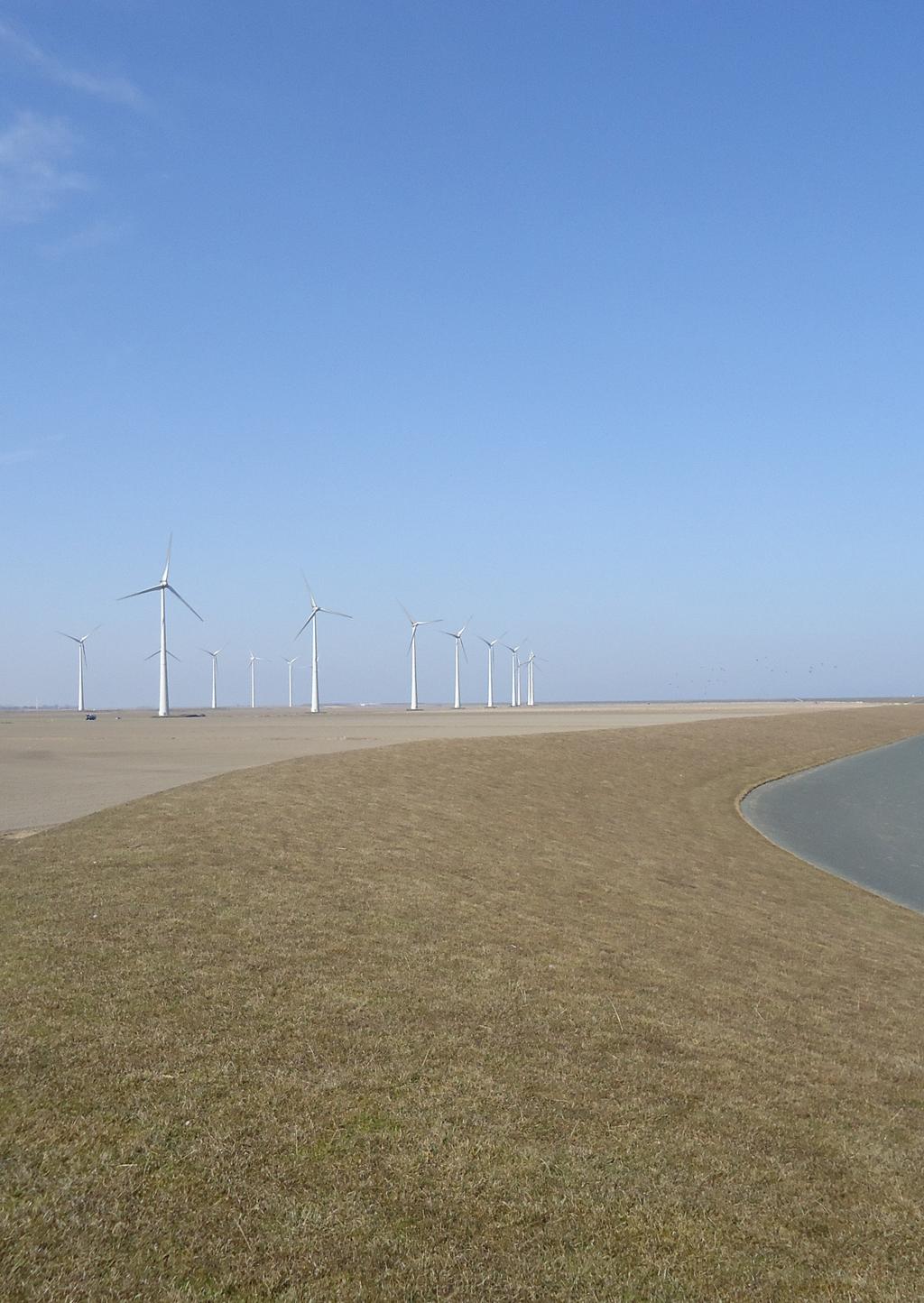 Bouwen op een dijk Het project op de Oostpolderdijk maakt onderdeel uit van de dijkverzwaring die vanaf 2017 wordt uitgevoerd voor de gehele kering van Eemshaven tot Delfzijl.