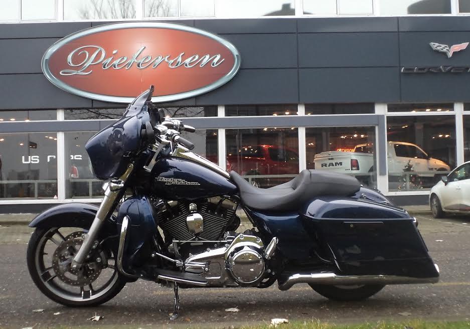 PIETERSEN FLHXI STREETGLIDE 2014 NET BINNEN! STREETGLIDE 2014-11100 km Werkelijk schitterende Streetglide van 2014. Top conditie en niet van nieuw te onderscheiden.