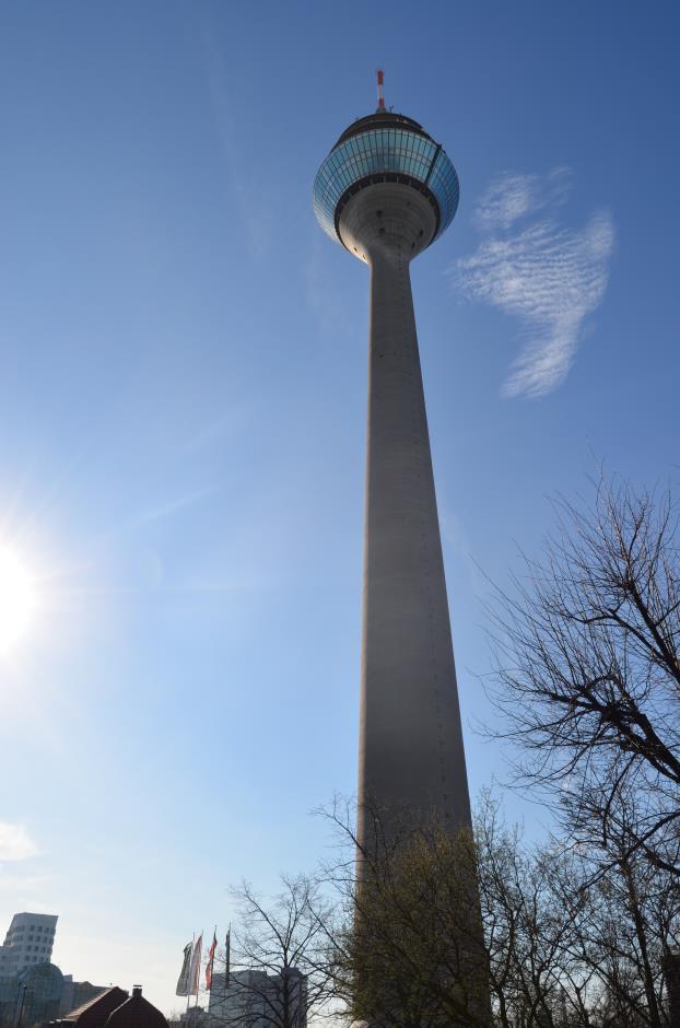 [VERSIE 2] Naam: Klas: Fotozoektocht Düsseldorf Met jullie groepje gaan jullie in Düsseldorf op zoek naar de acht bezienswaardigheden op de onderstaande foto s.