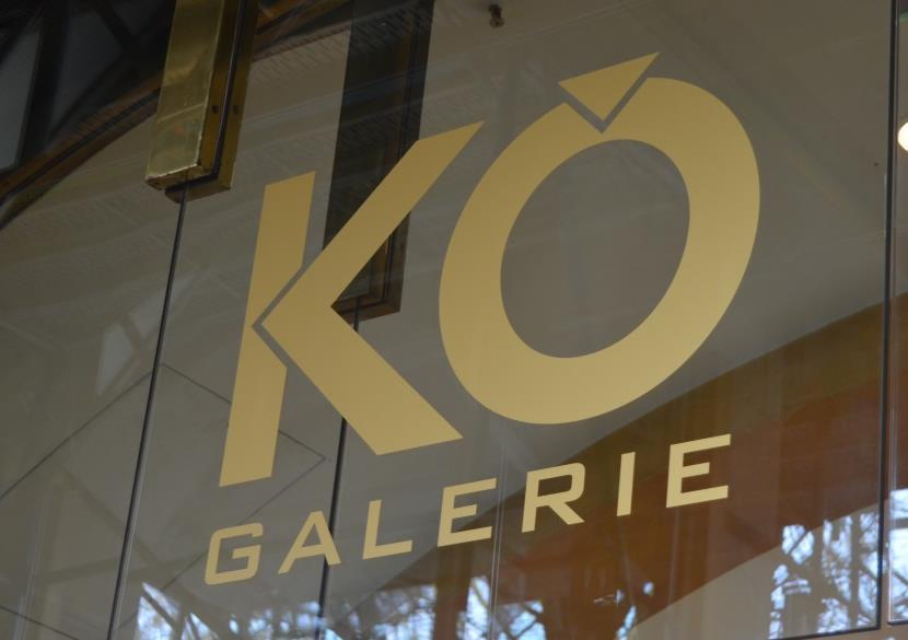 Foto 7 1. Waarnaar verwijst KÖ in de naam? 2. Hoe lang bestaat de KÖ-Galerie al? 3. Links voor de ingang van de KÖ-Galerie staat een overzicht van alle winkels die in dit winkelcentrum te vinden zijn.