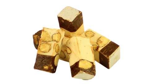 130. Nougat met chocola: Nougat met chocolade Ingrediënten: glucosestroop, suiker, chocolade 15% (cacaomassa, suiker, emulgator: