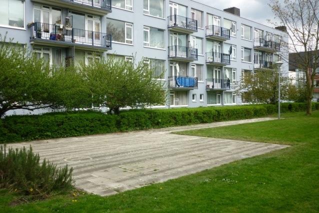 Het brede straatprofiel wat groen ingevuld met gras en bomen geeft hiermee een goed tegenwicht tegen de aanwezige bouwblokken (hoogbouw; 6-7 hoog).