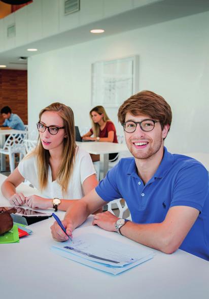 UNIEK ONDERWIJSMODEL Studeren aan de UHasselt? Groot gelijk. We hebben een uniek onderwijsmodel een unieke manier van onderwijs, evaluatie en samenwerken.