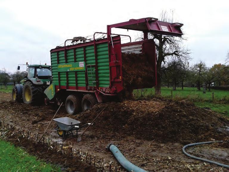 - 6 - Afbeelding 6: Aanbrengen van een laag korrelmaisstro met behulp va n een dubbeldoelwagen.