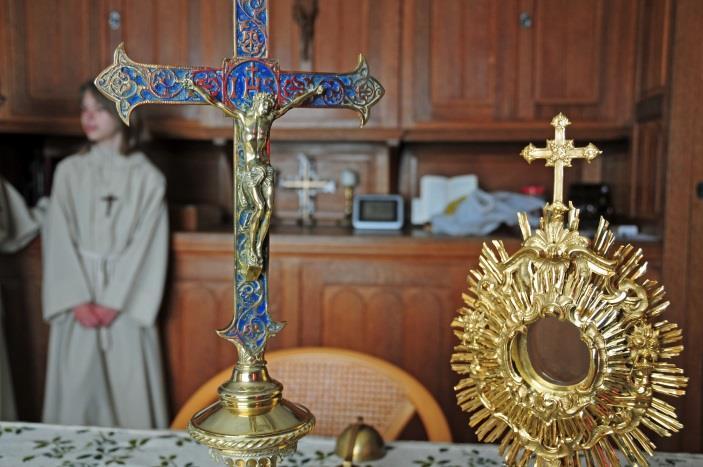 de zegen ter plaatse (3 schoten) alsmede bij terugkeer onder de bogen in de Kerkstraat vóór de kerk (3 maal 3 schoten).