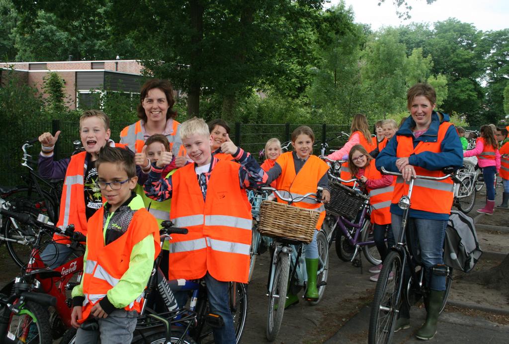 Juni 2018 Feestdag groepen 3 t/m 6 1 2 3 22 Schoolfotograaf 4 5 6 7 8 Juffendag groepen 1-2 9 10 23 11 12 13 14 15 Studiedag, alle kinderen vrij 16 17 Vaderdag 24 18 19 Ouderavond groepsindeling 17.