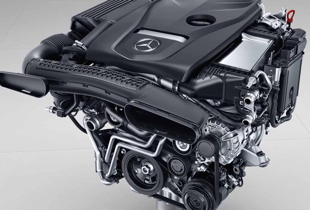 32 SLC 300 De viercilinder benzinemotor levert een vermogen van 180 kw (245 pk) en een koppel van 370 Nm.