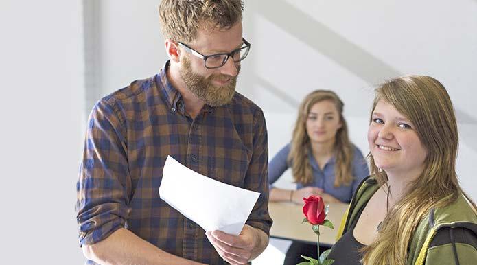 De maatschappelijke stage is als verplicht onderdeel afgeschaft. Scholen kunnen een maatschappelijke stage wel als facultatief programmaonderdeel aanbieden.