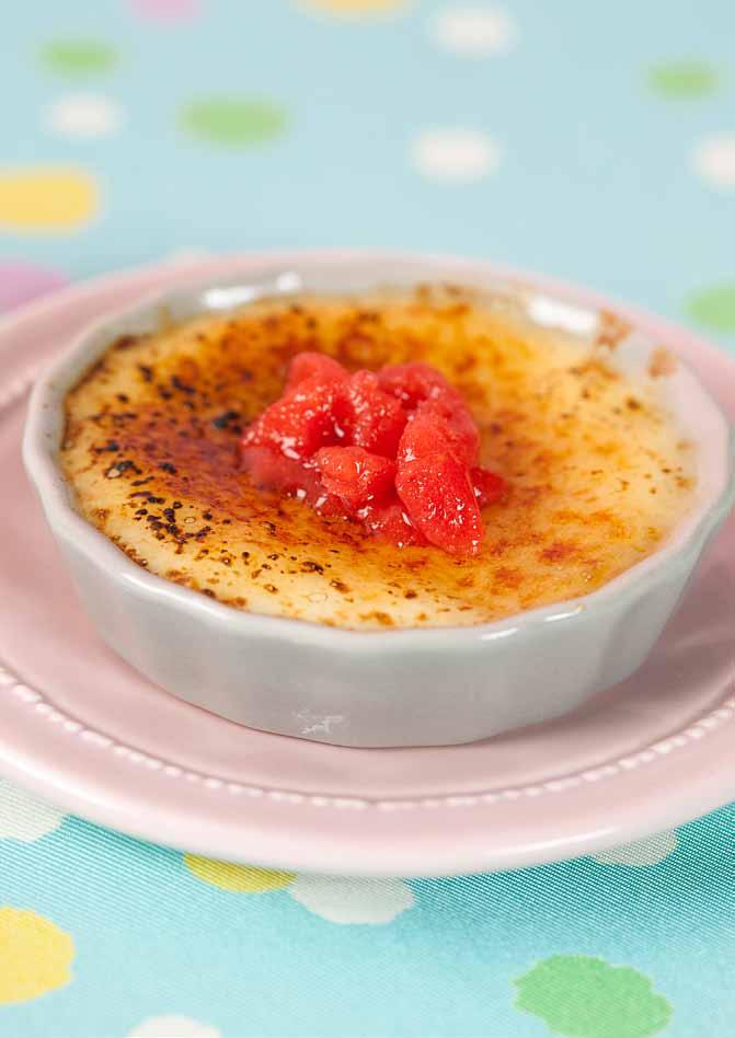 6 Crème brûlée van brie de Meaux met granité van aardbei Een hartige crème brûlée als hapje. Normaal gezien wordt een crème brûlée gemaakt op basis van een crème anglaise, maar daar kruipt tijd in!