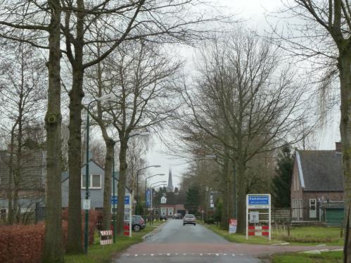 Vrijstaande woning met veel rust, ruimte en ca. 1,8 hectare grond op een schitterende locatie aan de rand van het dorp.