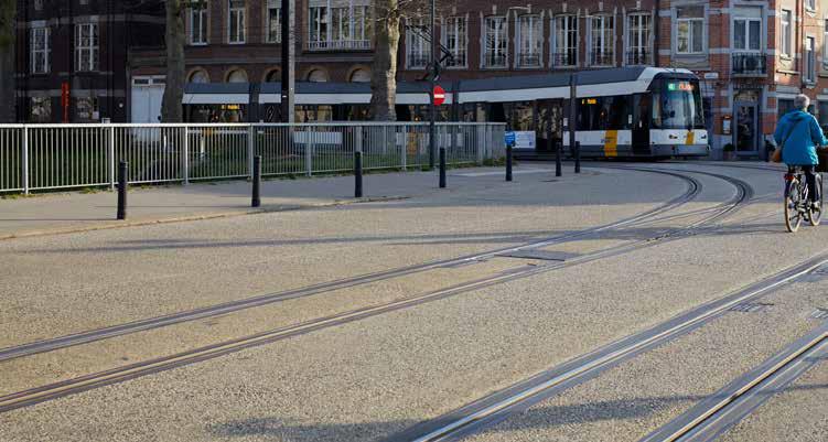 STANDAARDOPLOSSING IN DOORGAAND GEWAPEND BETON Een andere optie voor de verharding is het gebruik van doorgaand gewapend beton (DGB). In dit geval worden geen dwarse krimpvoegen aangebracht.