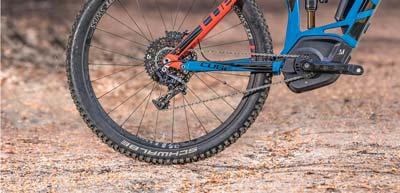 Om deze bike voor het be oogde inzetbereik te tunen kreeg de fiets een pro gres sieve enduro-geometrie, met een steile zit buis, luie balhoofdbuishoek en een korte achter trein.