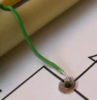 Stap 11c: Spoel aansluiten De derde aansluiting van de spoel komt in het aangegeven hulsje.