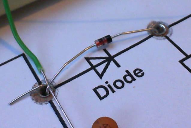 Stap 15: Diode De diode scheidt het geluidssignaal van het radiosignaal.