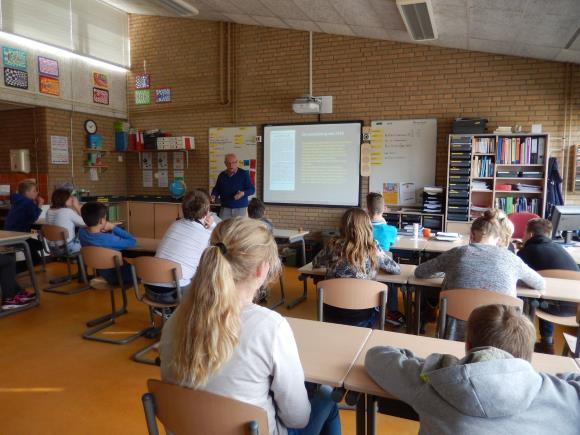 Jan Eisenga werd op 5 mei 1943 op 35-jarige leeftijd door de Duitsers gefusilleerd. De leerlingen hebben aandachtig naar Jelmers opa geluisterd!