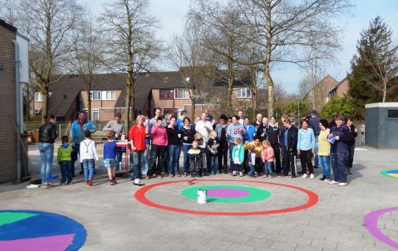 Afgelopen zaterdag hebben meer dan 30 ouders en bijna alle teamleden zich ingezet voor onze school. Met elkaar hebben ze het plein een ander aangezicht gegeven. Ze hebben een bomenpark gemaakt.