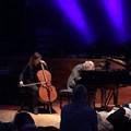 Muziek overig, In de stroom van mindfullness, ontspanning en slow food introduceren Jeroen van Veen (piano) en Evelien Fokker (cello en zang): SlowMusic.