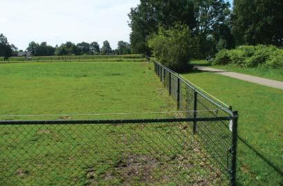 Integreer noodzakelijke hekwerken of afrasteringen ín de bosrand.