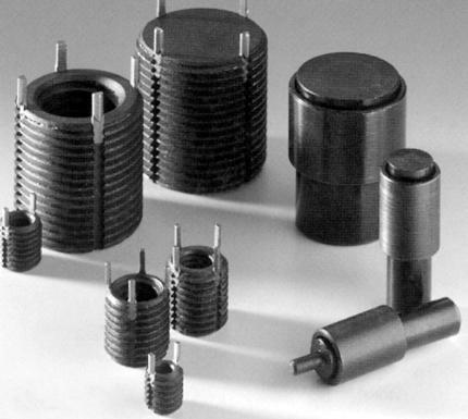 standaardtap snijden, A3) insert inschroeven tot onder het bovenvlak (0,3-0,7 mm), A4) met montagewerktuig de 4 pennen d.m.v een hamer inkloppen.