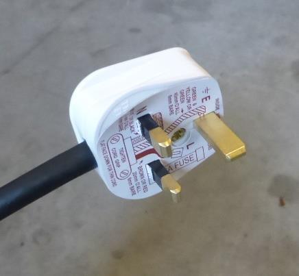 In uw camper is een 10 en een 20 meter kabel aanwezig, afhankelijk van de afstand tot het stroompunt kunt u 1