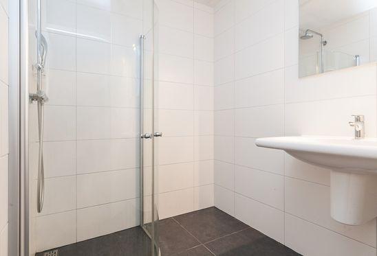 De moderne badkamer is voorzien van een strakke