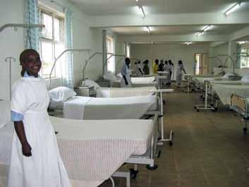 Alle twaalf verpleeghulpen, voormalige fistelpatiënten) met sister Ejigayehu Wolde voor de kliniek in Metu Zaal in Metu Hamlin Fistula Hospital met verpleeghulp Salelesh Abebe Salelesh Abebe is 24