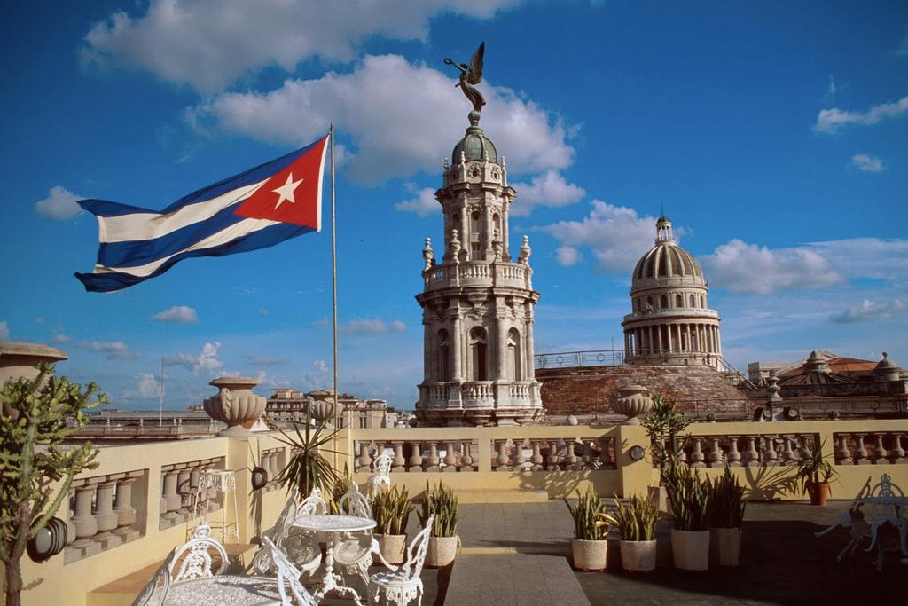 CUBA Cuba staat bekend om de Caribische sferen, het levendige karakter, oude nostalgische auto s, salsamuziek, kleurrijke huisjes, gebergten, Fidel Castro (voormalige president) en Che Guevara
