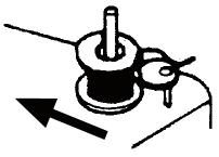 Houd het draaduiteinde vast en druk op het pedaal. Zodra de spoel een eindje is opgewikkeld, laat u het uiteinde van de draad los.