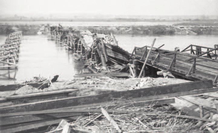 De vernielde resten van de Duitse noodbrug op 15 april 1945 (foto collectie NIOD) De Duitse overtocht De Duitse artillerie met zwaar geschut was gelegen ongeveer 2,5 km ten oosten van Doesburg.