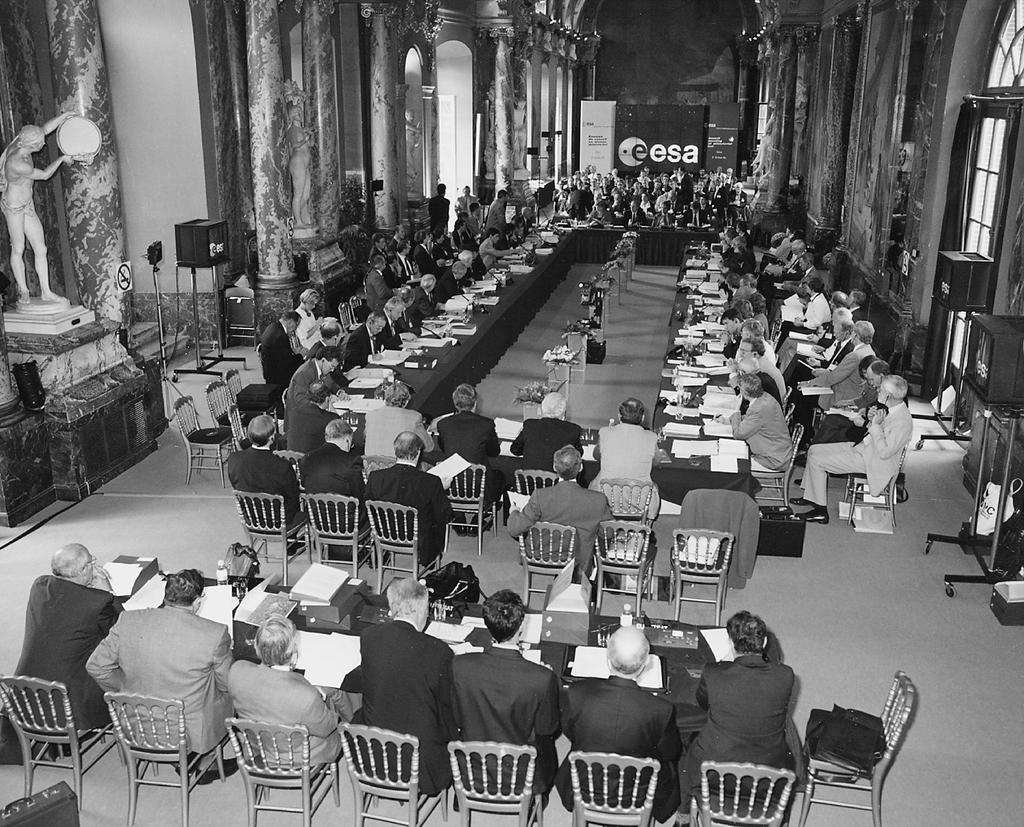 Tijdens de ministersconferentie in Toulouse werden aan tafel en in de wandelgangen stevige discussies gevoerd. [ESA] vraag of wij een echt gemeenschappelijk Europees ruimtevaartbeleid hebben.