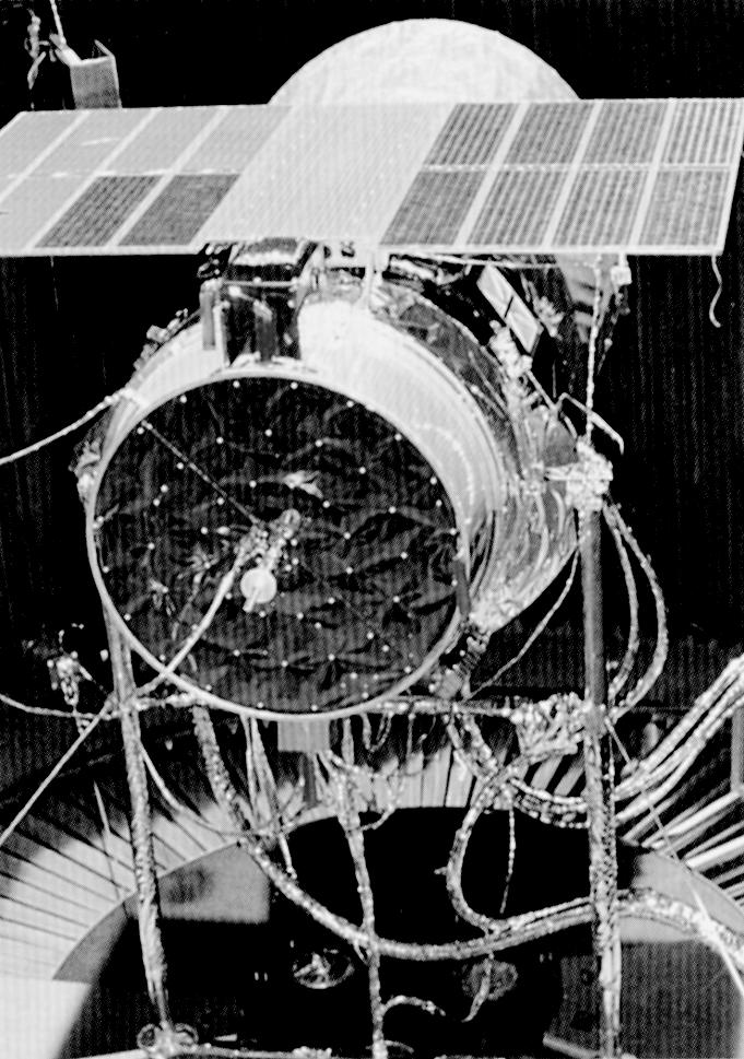 De tweede Nederlandse satelliet, IRAS, wordt voor de lancering beproefd in een testkamer. [ICIRAS] men geen contracten. De enige uitweg uit deze vicieuze cirkel was een nationaal project.