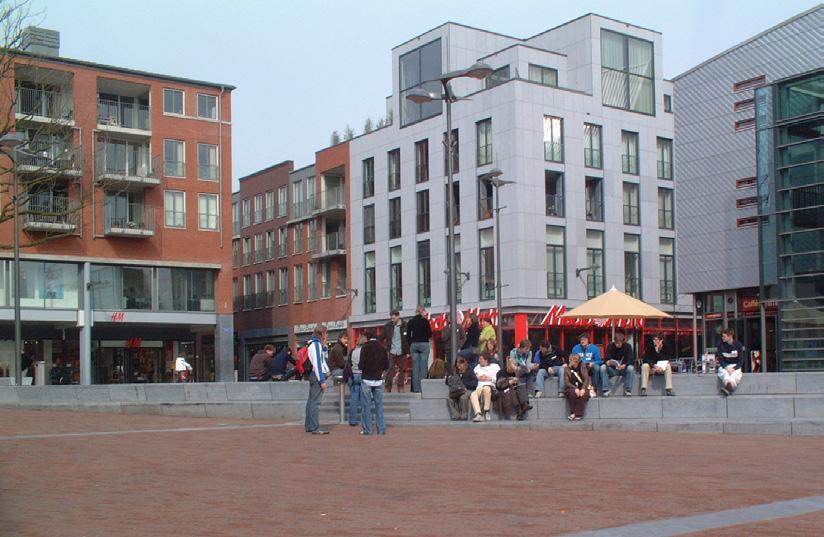 SuitSupply (branche: mode) is gevestigd in binnensteden (Utrecht, Maastricht), thematische modecentra (Laren, Wilp), factory outlets (Roermond, Lelystad), op trafficlocaties (Schiphol, A4-Hoofddorp)