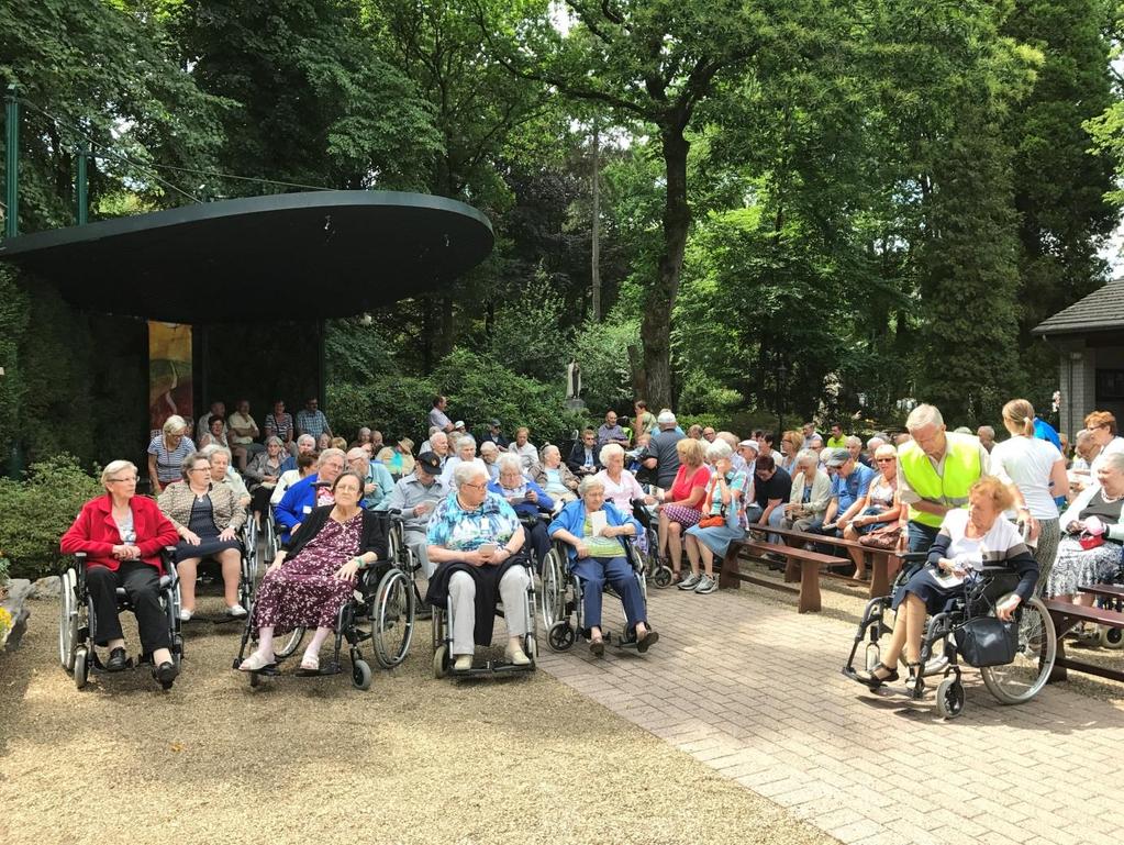 WANDELING NAAR DE GROT Maandag 26 juni trokken we met een hele caravaan met 53 bewoners richting grot in Wiemesmeer.