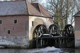 Stromend water brengt de molen in beweging en daarmee kunnen weer machines worden aangedreven.