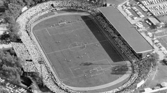 De Veltins-Arena is gelegen aan de Ernst-Kuzorra-Weg 1, 45891, in het noorden van Gelsenkirchen tussen de A42 en A2. De snelwegen die de stad doorkruisen van het oosten naar het westen.