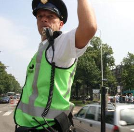 Als door een storing het besturingssysteem van de stoplichten niet werkt, zal een politieagent met zijn armen en handen het verkeer op het kruispunt regelen. Dit noemen we dan een handmatige regeling.