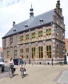 woonzorgvoorziening voor ouderen. Voor overige voorzieningen richten de inwoners van Hasselt zich op het nabij gelegen Zwolle.
