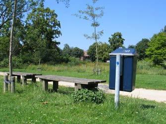 12 Meubilair In park Roomburg komen veel mensen recreëren. Vooral op s zomerse dagen wordt de plek druk bezocht. De aanwezigheid van bankjes en prullenbakken is hierop afgestemd.