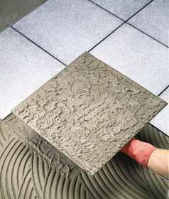 op oude vloeren (keramiek, natuursteen, terrazzo, beton), mits deze stevig en volkomen schoon zijn, cementdekvloeren en verwarmde vloeren.