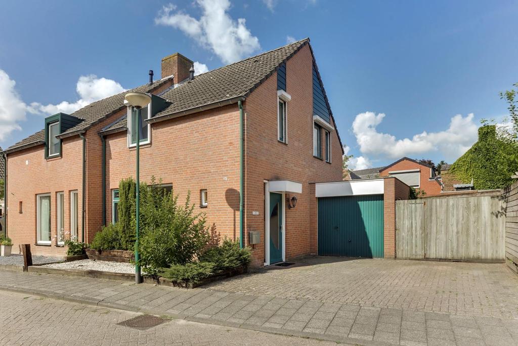 Met de deur in huis vallen Deze 2-onder-1 kapwoning staat in een rustige en kindvriendelijke straat in Chaam.