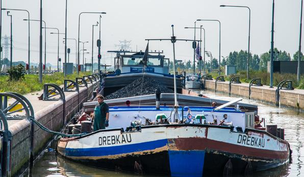 100 m links de weg vervolgen: Maasstraat Na ong. 100 m de weg rechtdoor vervolgen: Oeveren / Weerderweg Na ong. 300 m zie je links de kerk.